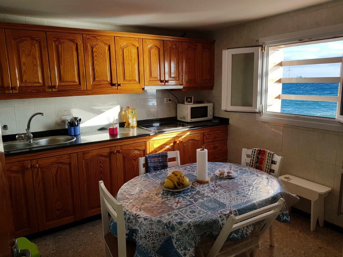 Bed And Breakfast By The Sea Pozo Izquierdo Bagian luar foto